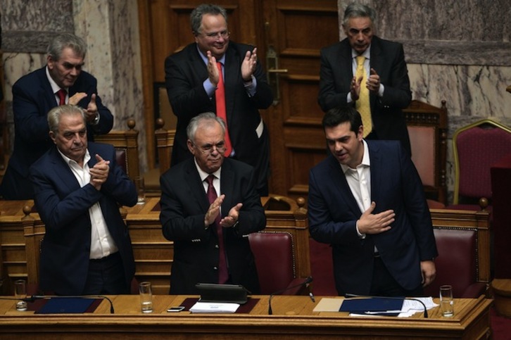 Aplausos para Tsipras al término de los tres días de debate. (Louisa GOULIAMAKI / AFP)