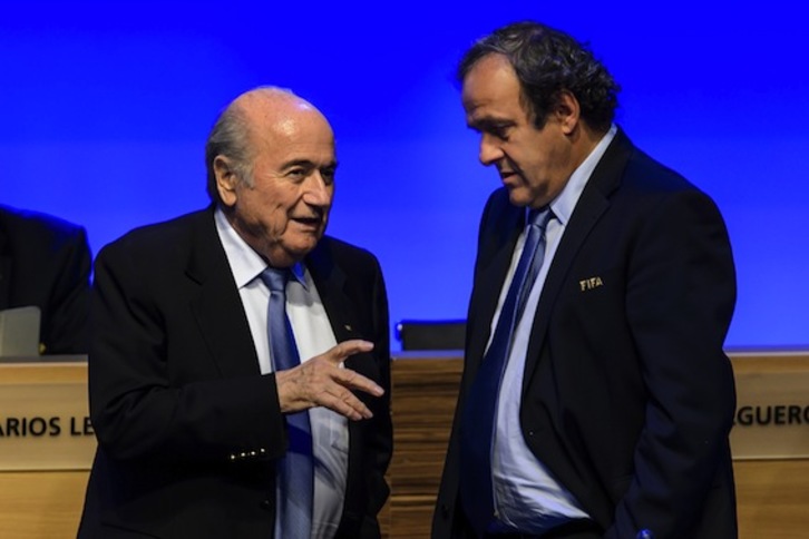 Joseph Blatter y Michel Platini, en una imagen de archivo. (Fabrice COFFRINI/AFP PHOTO)