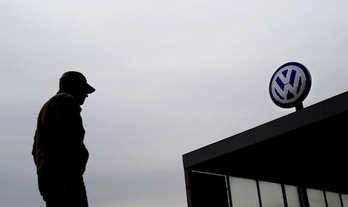 Un hombre pasa junto a la sede de Volkswagen en Wolfsburgo. (Julian STRATENSCHULTE/AFP PHOTO)