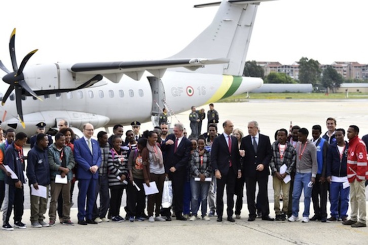 El grupo de 19 eritreos, antes de embarcar en el aeropuerto romano de Ciampino. (Andreas SOLARO/AFP PHOTO)