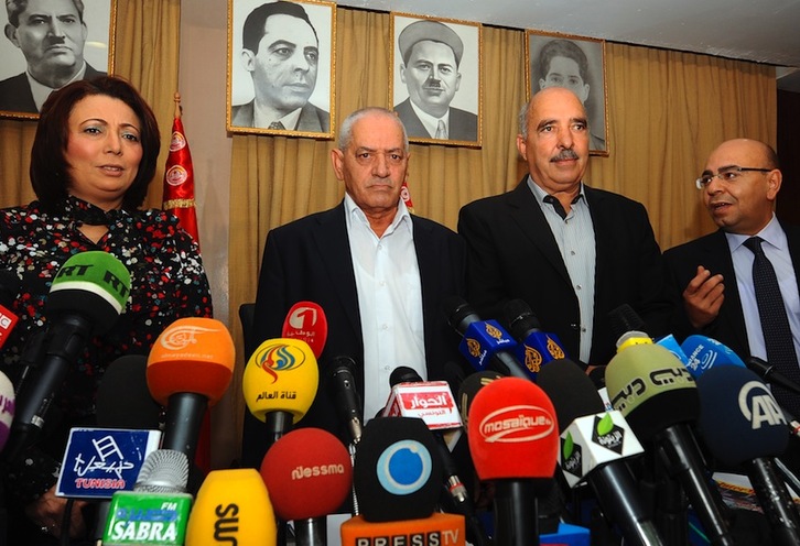 Wided Bouchamaoui, Houcine Abbassi, Abdessattar ben Moussa y Mohamed Fadhel Mahmoud, representantes del Cuarteto de Túnez, en una imagen de 2013. (Fethi BELAID/AFP) 