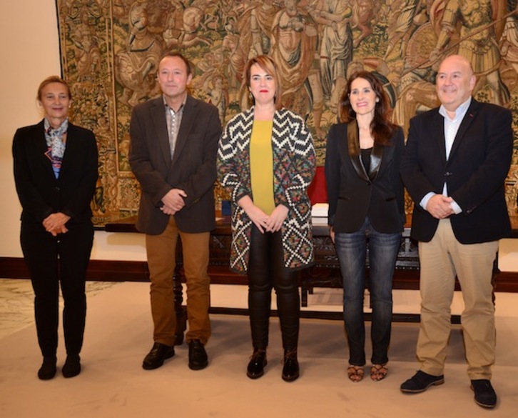 Bakartxo Tejeria y Ainhoa Aznárez, junto al resto de miembros de la Mesa del Parlamento de Gasteiz. (Jaizki FONTANEDA/ARGAZKI PRESS)