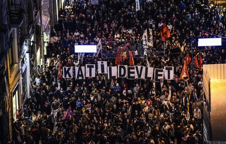 Turquía: Miles de personas denuncian la responsabilidad del Gobierno en el ataque en Ankara. Más de cien personas asesinadas en atentado con explosivos contra una marcha. Par8297882