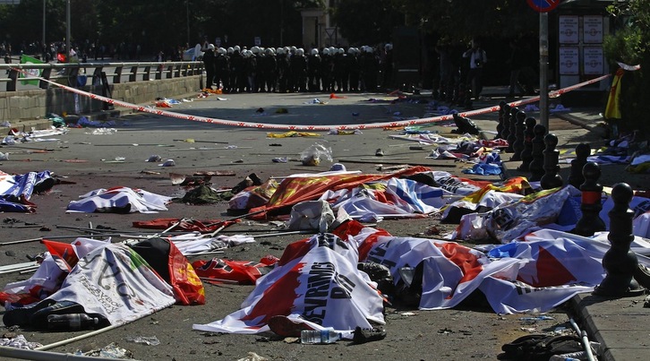 Varias víctimas del ataque de Ankara, con la Policía turca al fondo. (Adem ALTAN / AFP)