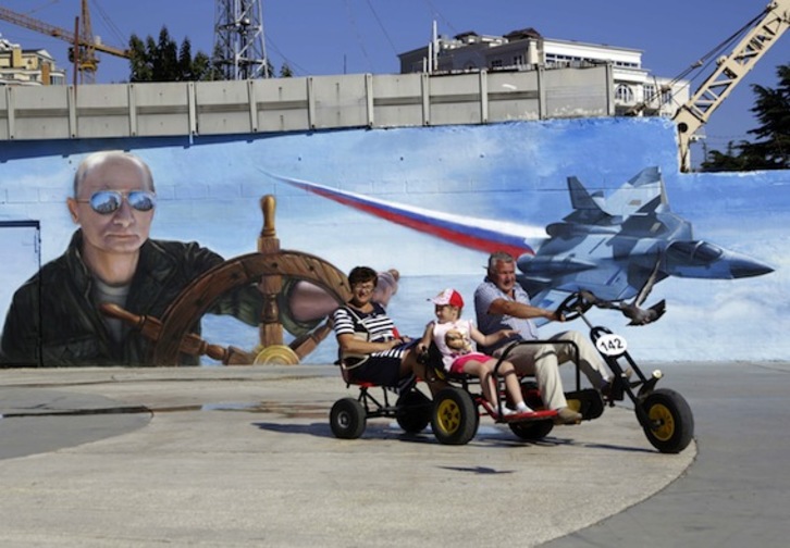 Un mural con la imagen de Putin, en Crimea. (Max VETROV/AFP)