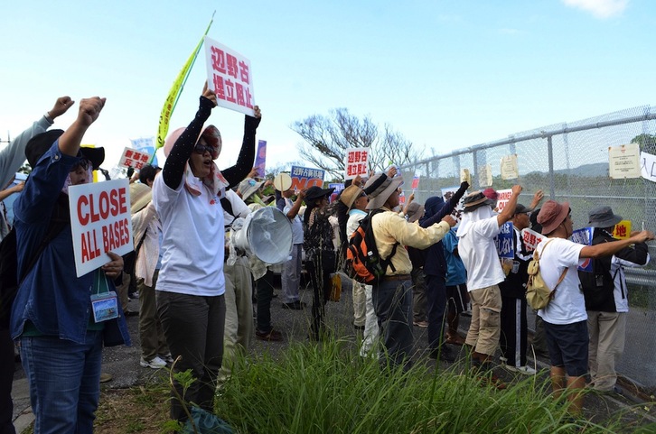 Protesta en Okinawa contra la base militar estadounidense. (Jiji PRESS / AFP)