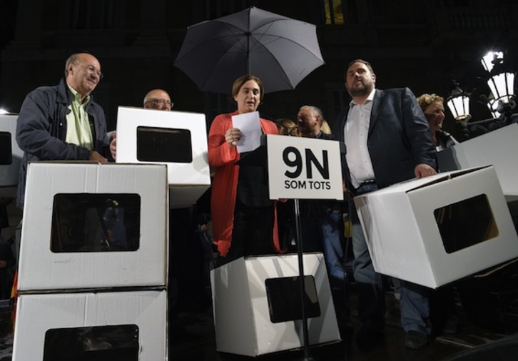 La alcaldesa de Barcelona, Ada Colau, en la concentración de la plaza Sant Jaume. (Lluís GENÉ/AFP)