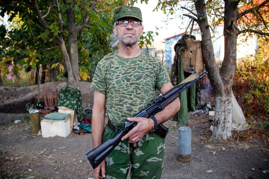 Un soldado de la República Popular de Donetsk monta guardia cerca del frente en Dokuchaevsk. (Juan TEIXEIRA)