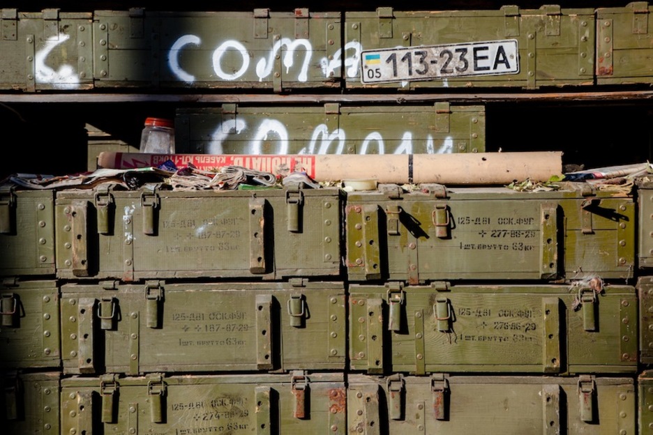 Cajas de munición rellenadas con tierra, utilizadas para construir un puesto de control en las inmediaciones del aeropuerto de Donetsk. (Juan TEIXEIRA)
