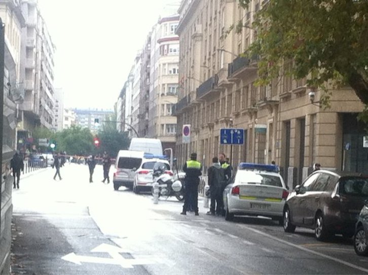 La Policía ha acordonado la zona de la sede del PP en Gasteiz. (@GARA_iiriondo)