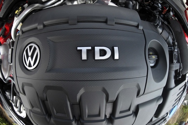 El logo de VW en un motor TDI. (Damien MEYER/AFP)