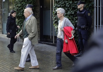 Jordi Pujol y Marta Ferrusola abandonando su casa esta mañana. (Pau BARRENA / AFP)