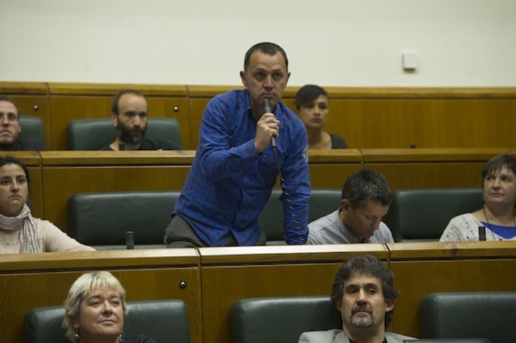 El parlamentario de EH Bildu, Unai Urruzuno, durante una intervención en la Cámara de Gasteiz. (Raul BOGAJO/ARGAZKI PRESS)