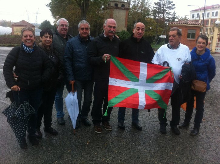 Compañeros de ‘Egin’ de Salutregi aguardan a las puertas de la cárcel de Burgos. ("gara_iiriondo)