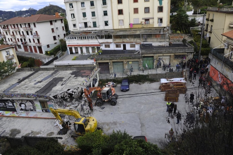 Dos excavadoras proceden al derribo del edificio. (Gorka RUBIO / ARGAZKI PRESS)
