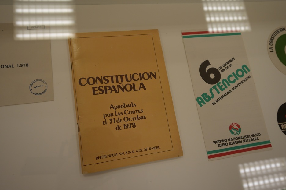 Ejemplar de la Constitución española y llamamiento a la abstención del PNV. (Gotzon ARANBURU)