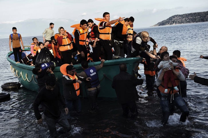 Una embarcación que llegó ayer a la costa de Lesbos. (Aris MESSINIS / AFP)
