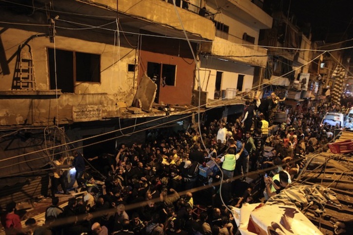 Decenas de personas en el lugar donde se ha producido el atentado. (Anwar AMRO / AFP) 