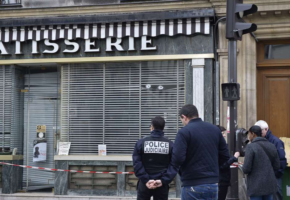 Marcas de bala en uno de los establecimientos atacados. (Loic VENANCE / AFP)