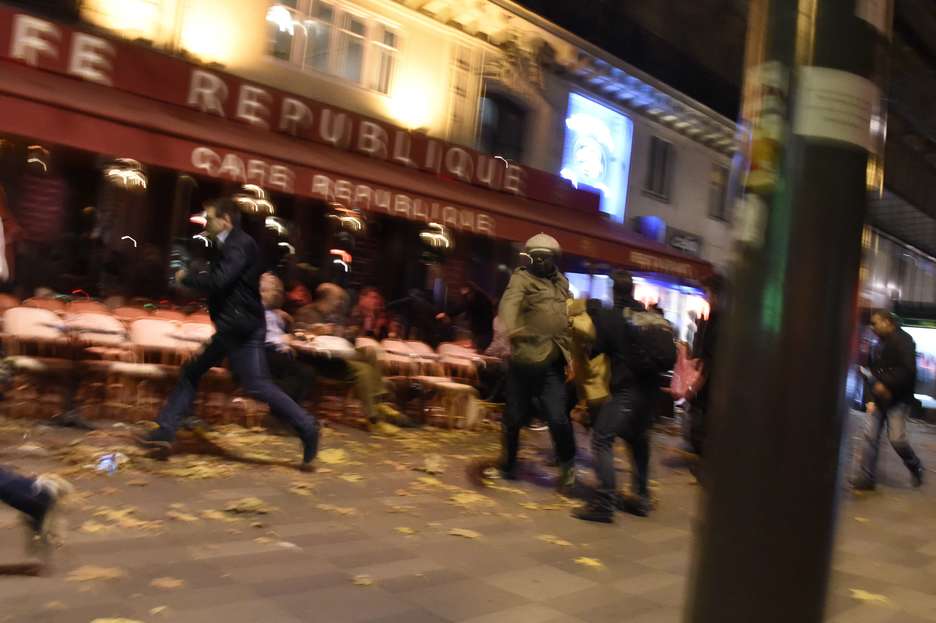 Gente corriendo tras explotar un artefacto. (Dominique FAGET / AFP)