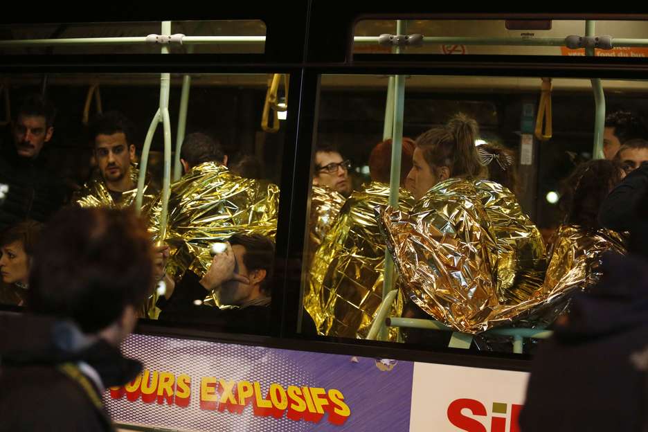 Personas evacuadas tras el ataque en la discoteca Bataclan. (Florian DAVIS / AFP)