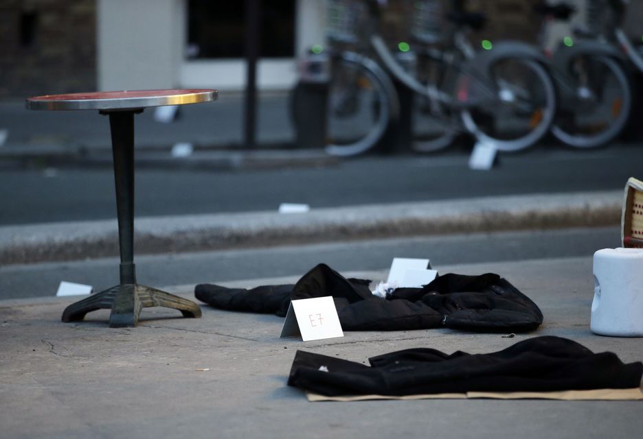 Chamarras en el suelo colocadas por los forenses en el lugar de los atentados. (Kenzo TRIBOUILLARD / AFP)