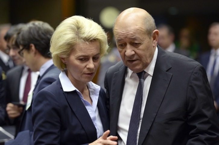 El ministro francés de Defensa, Jean-Yves Le Drian, junto a su homóloga alemana, Ursula von der Leyen. (Thierry CHARLIER/AFP PHOTO)