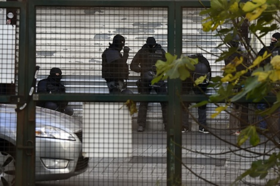 Integrantes de los grupos de intervención de la Policía francesa. (Eric FEFERBERG/AFP PHOTO)
