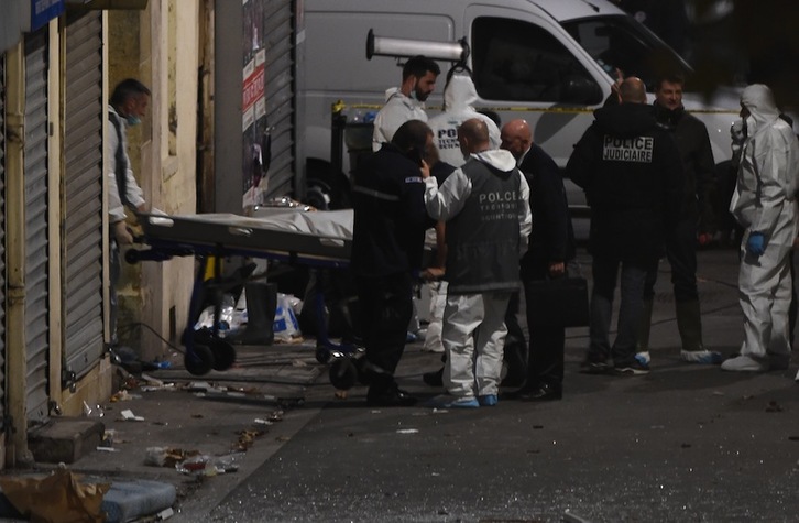 Los servicios sanitarios y policías sacan un cadáver del apartamento asaltado en Saint-Denis. (Eric FEFERBERG/AFP) 