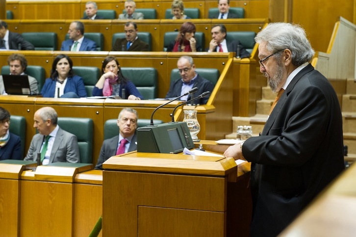 Manu Lezertua, durante su intervención en el Parlamento. (Juanan RUIZ/ARGAZKI PRESS)