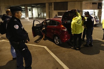 La Policía registra un coche en París. (Valery HACHE / AFP)