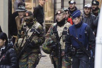 Militares y policías belgas patrullan en Bruselas. (Nicolas LAMBERT | AFP)