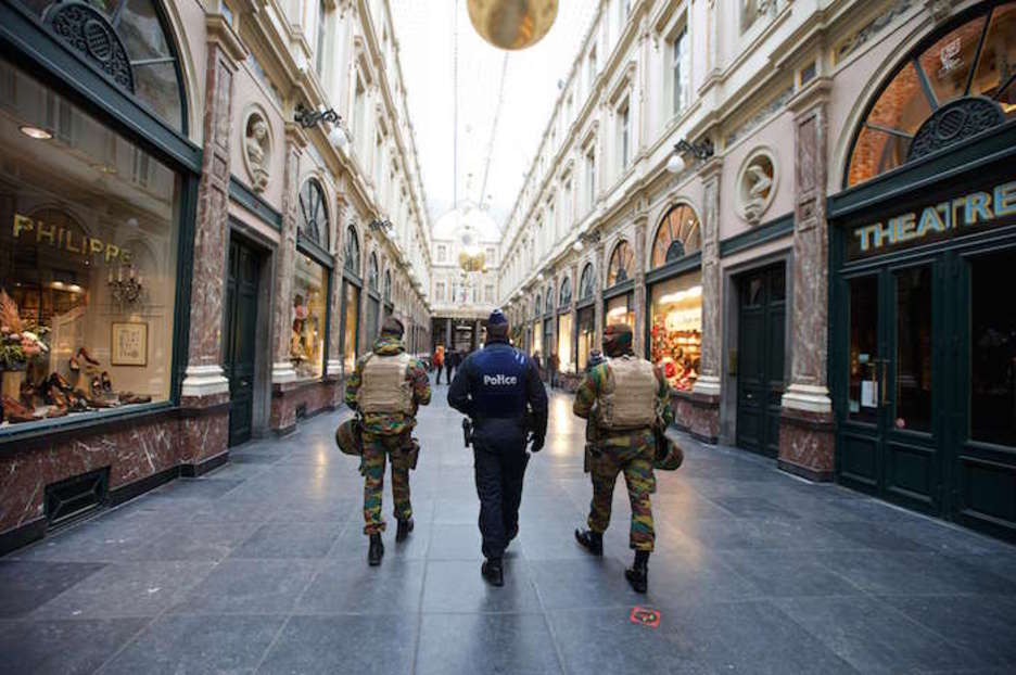 Policías y militares belgas patrullan las Galerías Reales de Saint-Hubert (Nicolas METERLINCK | AFP)