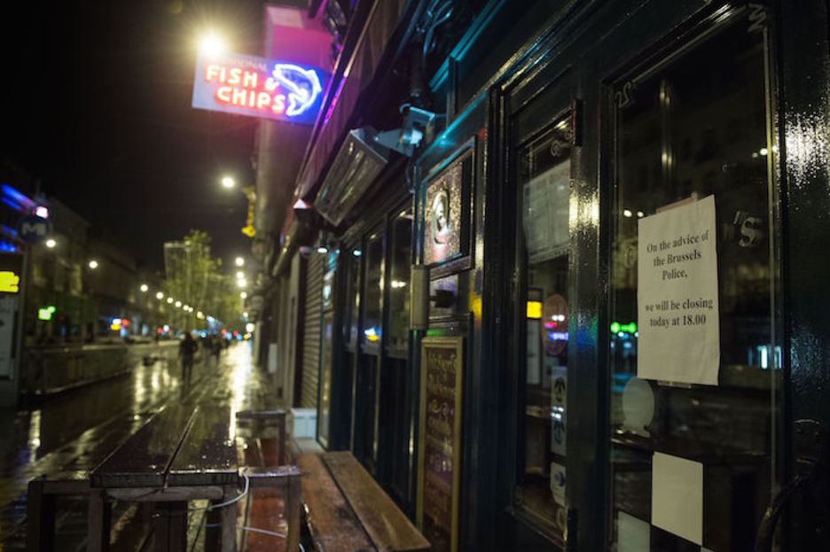«Tras la ssugerencia de la Policía de Bruselas, hoy cerraremos a las 18.00», se lee en este cartel en un bar irlandés del boulevard Anspach. (Luc CLAESSEN | AFP)