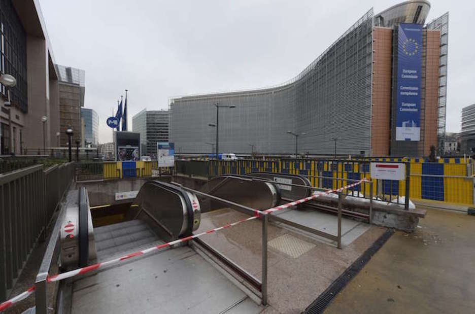 Estación del metro cerrada frente al edificio de la Comisión Europea. (John THYS | AFP)