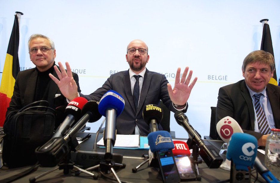 El primer ministro belga, Charles Michel, (centro) comparece junto al vicepresidente Kris Peeters (izquierda) y el ministro de interior Jan Jambon (derecha) para dar cuenta del incremento de la alerta. (Nicolas MAETERLINCK | AFP) 
