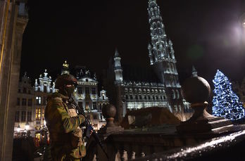 Militar apostado en el centro de Bruselas (EMMANUEL DUNAND | AFP)