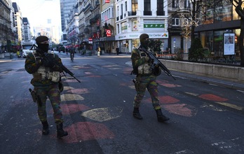 Militares belgas por las calles de Bruselas. (Emmanuel DUNAND / AFP)