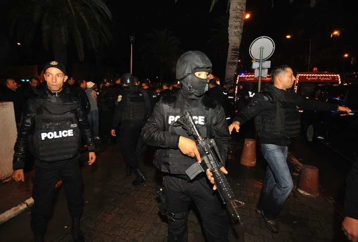 Policías tunecinos en las calles de la capital. (Fethi BELAID / AFP) 