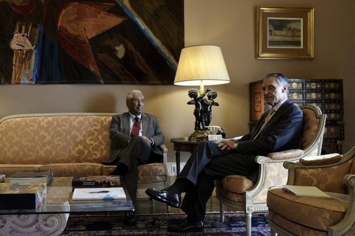 Antonio Costa y Aníbal Cavaco Silva se han reunido este martes en Lisboa. (PATRICIA DE MELO MOREIRA / AFP)