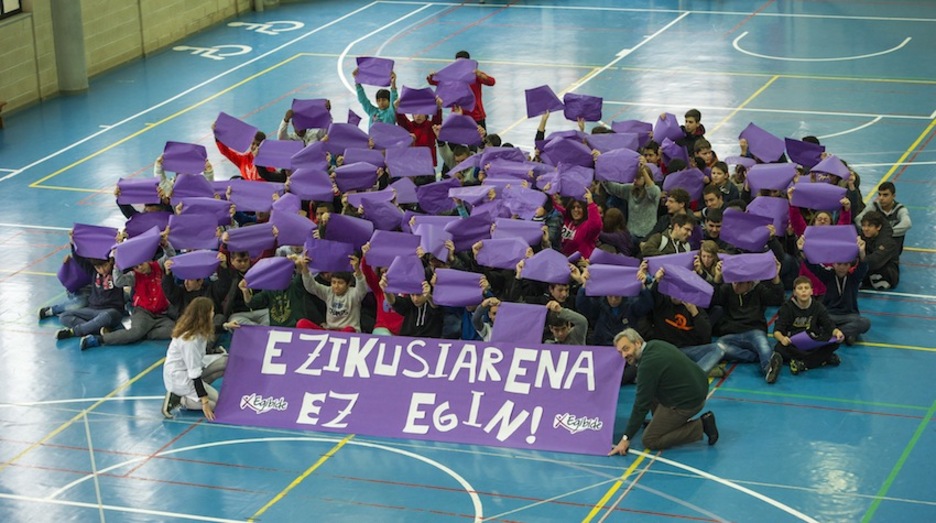 Acto celebrado en un centro educativo de Gasteiz, con el lema «Ezikusiarena ez egin». (Juanan RUIZ / ARGAZKI PRESS)