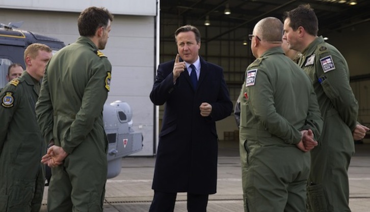 David Cameron, primer ministro británico, charla con varios militares. (Justin TALLIS/AFP PHOTO)