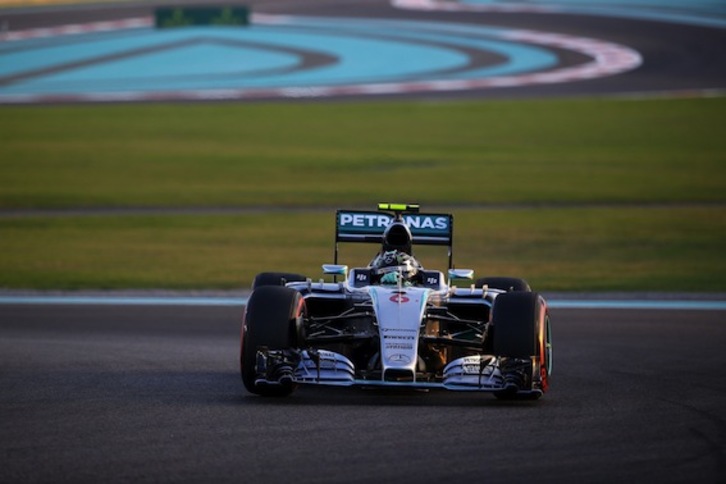 Nico Rosberg ha logrado en Abu Dabi su sexta pole consecutiva. (Marwan NAAMAMI/AFP PHOTO)