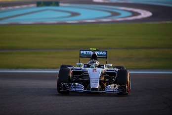 Nico Rosberg ha logrado en Abu Dabi su sexta pole consecutiva. (Marwan NAAMAMI/AFP PHOTO)