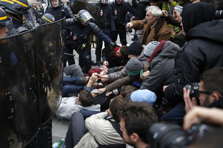 Policías franceses rodean a manifestantes. (Florian DAVID / AFP)