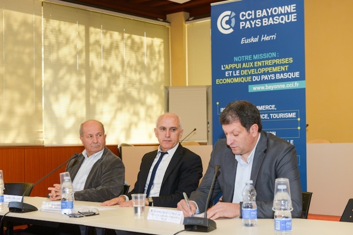 Jean-Mixel Anxolabehere eskuinean, Sauveur Lagourgue eta Andre Garretarekin batera, agerraldi batean. (Isabelle MIQUELESTORENA)