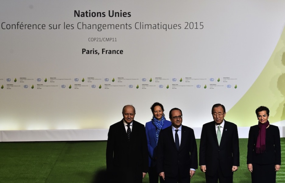 Representantes del Gobierno francés, con François Hollande a la cabeza, reciben al secretario general de la ONU, Ban Ki-moon. (Lois VENANCE / AFP)