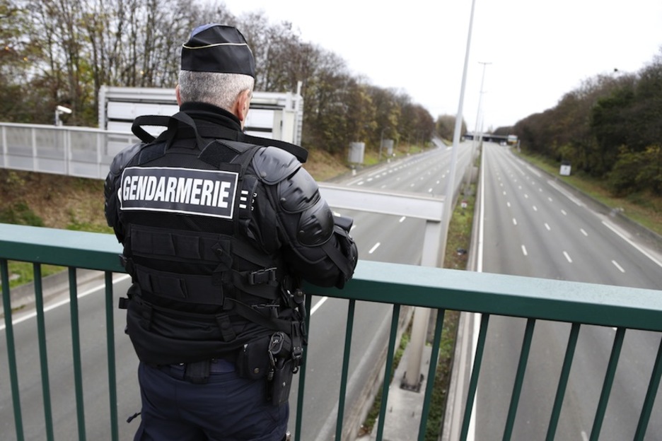 Un gendarme vigila la autopista A1, cerrada al tráfico debido a la Cumbre. (Thomas SAMSON / AFP)