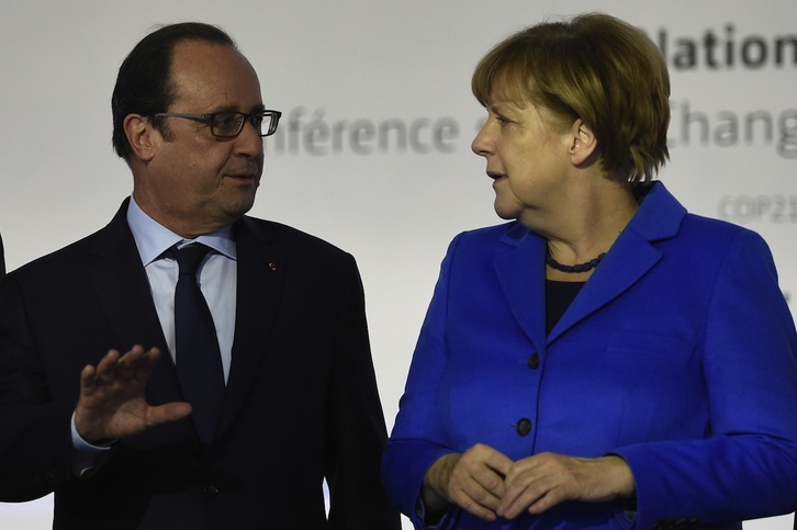 Hollande y Merkel, durante la cumbre COP21. (Eric FEFERBERG / AFP)