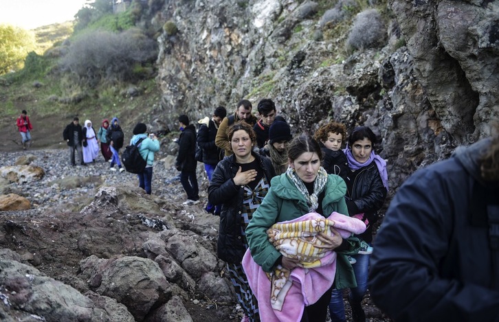 Un grupo de refugiados a su llegada a Lesbos. (Bulent KILIC / AFP)